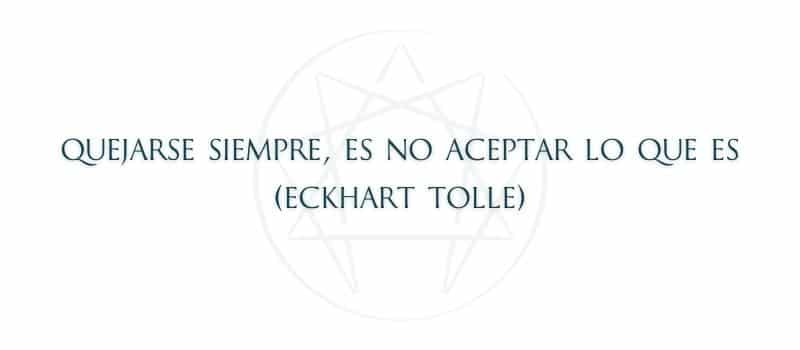 Frase estoicismo Quejarse siempre, es no aceptar lo que es. (Eckhart Tolle) Frase estoicismo - Eckhart Tolle